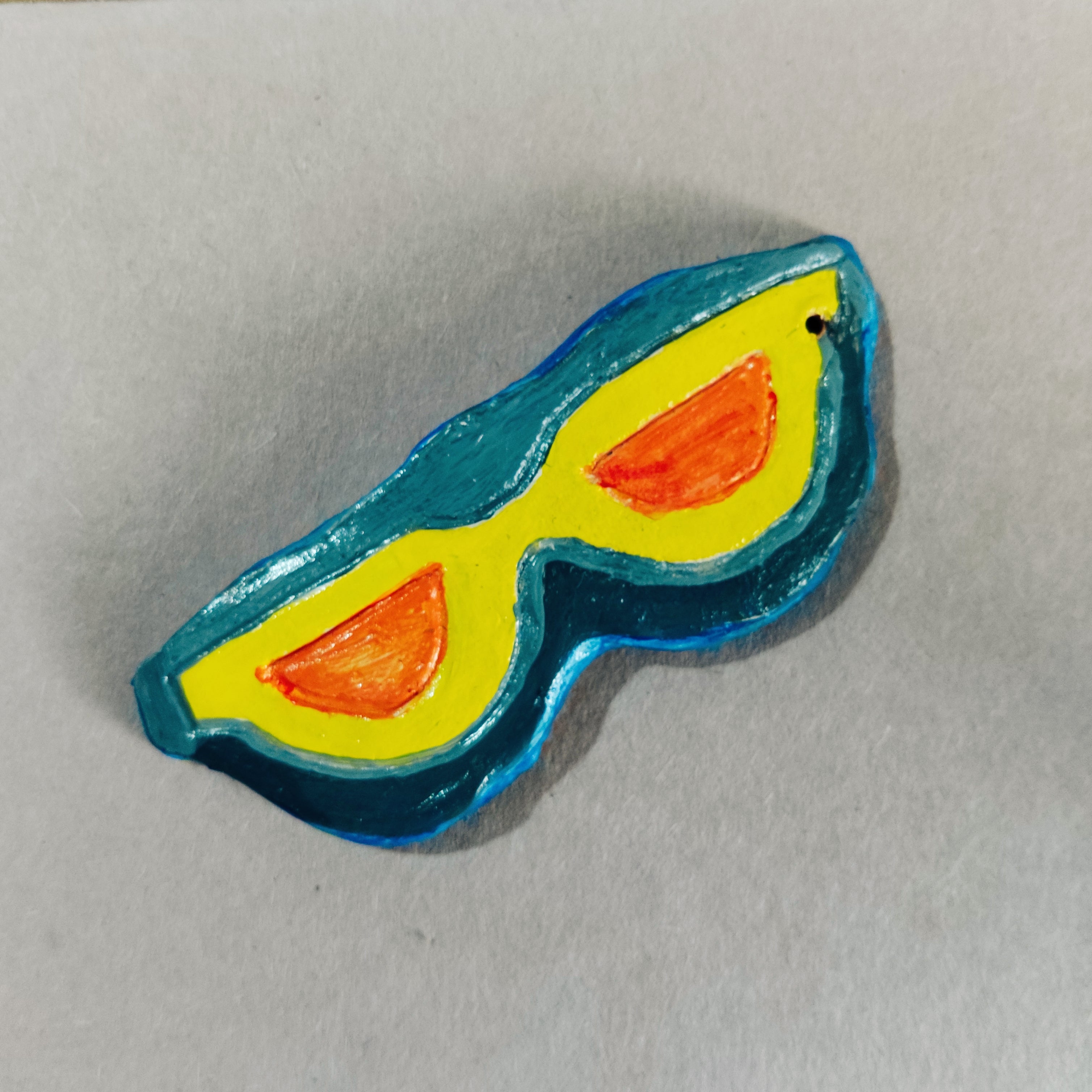 Colorful sunglasses-shaped magnet inspired from beach day hand-crafted using eco-conscious material.    Perfect gift for all age group.