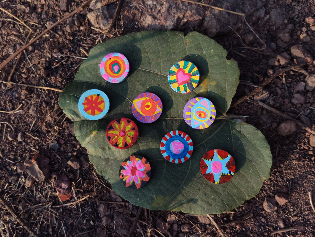 A girl showing her ecofriendly and upcycled miniature magnets and also making the audience aware about the difference b/w eco-friendly and upcycled.